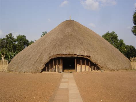 Kampala Kasubi Tombs - Tombeaux des rois du Buganda à Kasubi — Wikipédia en 2020 | Ouganda, Tombeau