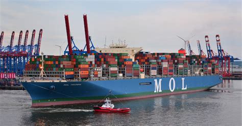 MOL TRIUMPH docks at Hamburg with ease