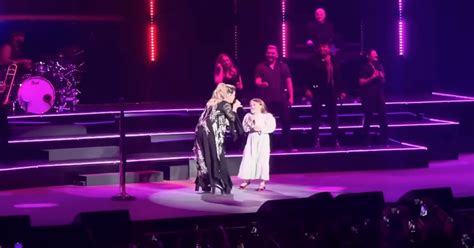 Kelly Clarkson lights up the stage with 9-year-old daughter during ...