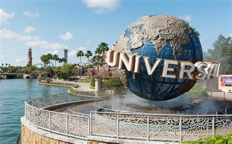 The globe and sign for universal studios - Rispoli Viajes