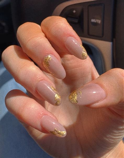 gold flake nails | Gold gel nails, Gold nail designs, Gold nails