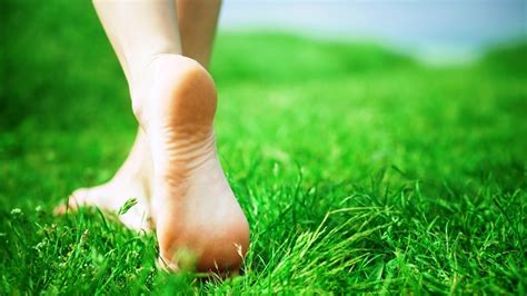 9 Reasons To Walk Barefoot In The Grass