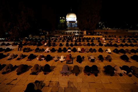 Prayers at Al-Aqsa mosque in Jerusalem resume after two months | Daily ...