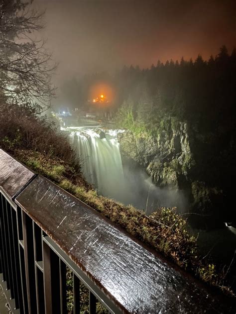 Snoqualmie Falls at night, Snoqualmie WA USA : r/hiking