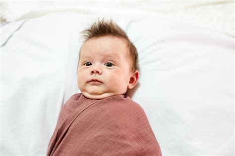 Baby boy looking up with surprised expression - Creative Commons Bilder