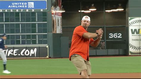 TB@HOU Gm2: Wagner throws the ceremonial first pitch | 10/05/2019 ...