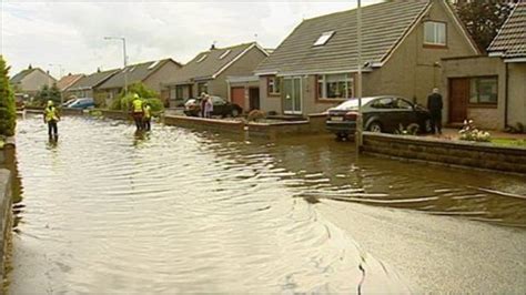 Heavy rain in Scotland leads to road flooding - BBC News