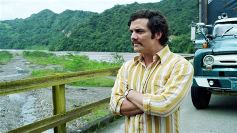 Pablo Escobar demostró su gran poder a “plata o plomo” | Series Narcos | Univision