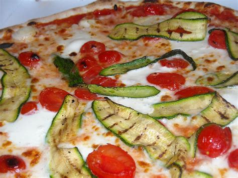 Pizza con stracchino, pomodorini e zucchine | Pomodorini, Stracchino ...