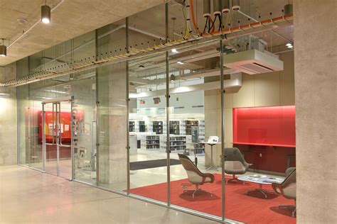 6 Reasons to Include Tempered Glass Walls in Office Design