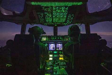 USAF C-17 Globemaster III cockpit at night [5377x3585] : r/cockpits