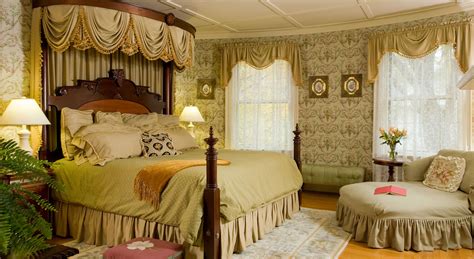 Camden, Maine Bed and Breakfast | Deluxe King Room with Gas Fireplace