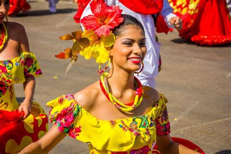 Artistas con trajes coloridos y elaborados participan en la celebración ...