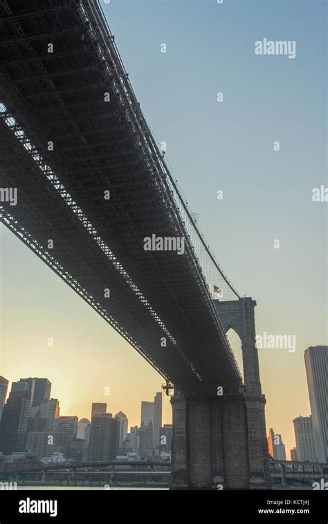 Brooklyn Bridge against the New York skyline at sunset Stock Photo - Alamy