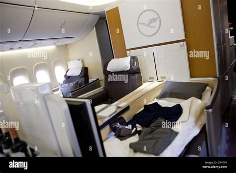 Boeing 747 interior fotografías e imágenes de alta resolución - Alamy