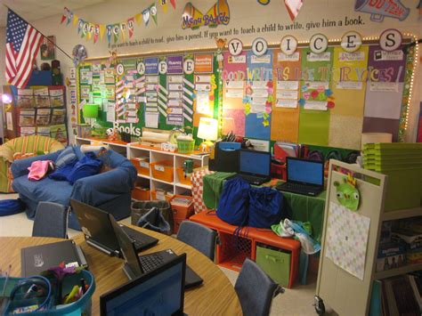 a classroom filled with lots of desks and laptop computer sitting on top of each other