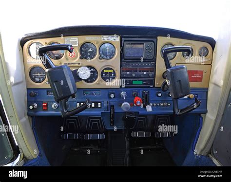 Cessna 152 cockpit hi-res stock photography and images - Alamy