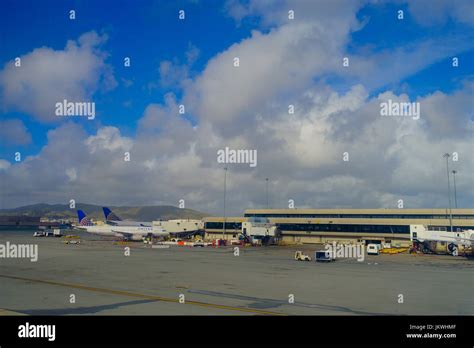 San francisco airport terminal 3 hi-res stock photography and images ...