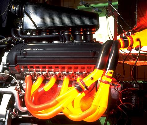 Glowing Mclaren F1 engine (919x780) : carporn