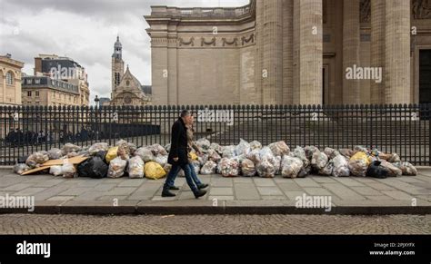 Paris garbage strike Stock Photo - Alamy