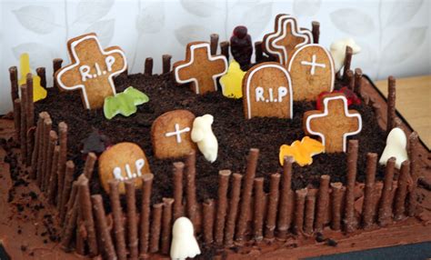 lauralovescakes...: Ghoulish Graveyard Halloween Cake