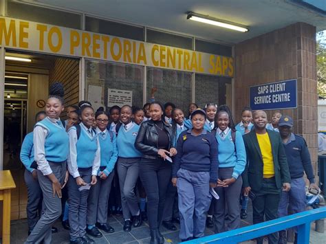 Girl learners visit central police | Rekord