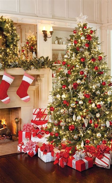 42 Amazing Red And Gold Christmas Décor Ideas - DigsDigs