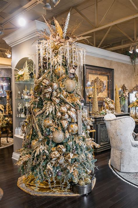 Luxury Christmas Tree Decorating | Luxury christmas tree, Luxury christmas decor, Unique ...