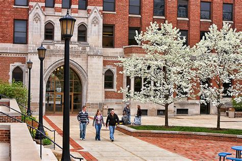 Moody Bible Institute - Chicago Campus - Plaza in Spring | Flickr