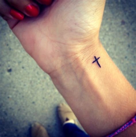 27 ideas de Tatuajes de CRUCES de hombre/mujer (fotos+significado)