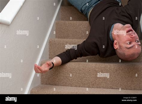 Falling down stairs -Fotos und -Bildmaterial in hoher Auflösung – Alamy