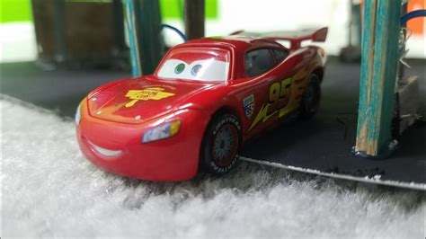 Disney Pixar Cars 2 Diecast Review: World Grand Prix Lightning McQueen - Suggestion & Review ...