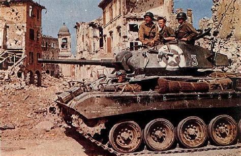 [Photo] M24 Chaffee light tank of US Army 1st Armored Division in Bologna, Italy, late Apr 1945 ...