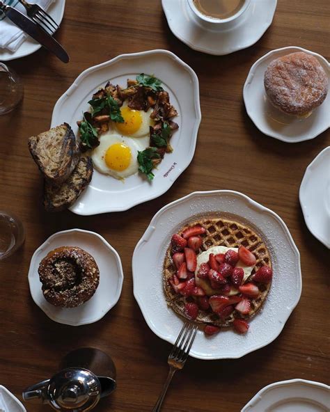 13 Best Williamsburg NYC Restaurants To Eat At (+ What To Order)