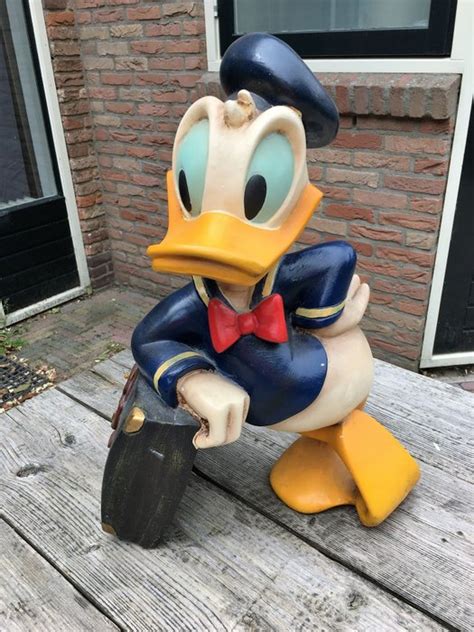 Disney, Walt - Statue - Donald Duck Leaning on Suitcase (80's/90's) - Catawiki