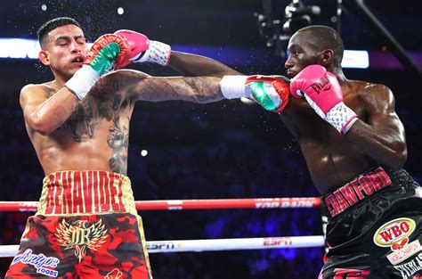 Terence Crawford retains title vs. Jose Benavidez Jr.