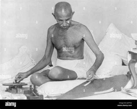 Mahatma gandhi spinning yarn Black and White Stock Photos & Images - Alamy