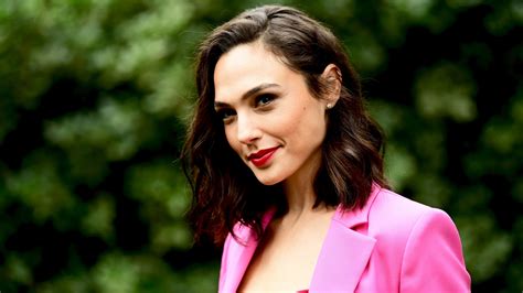 Gal Gadot Reveals Why Wonder Woman Doesn’t Wear Red Lipstick in ‘1984’ — Interview | Allure