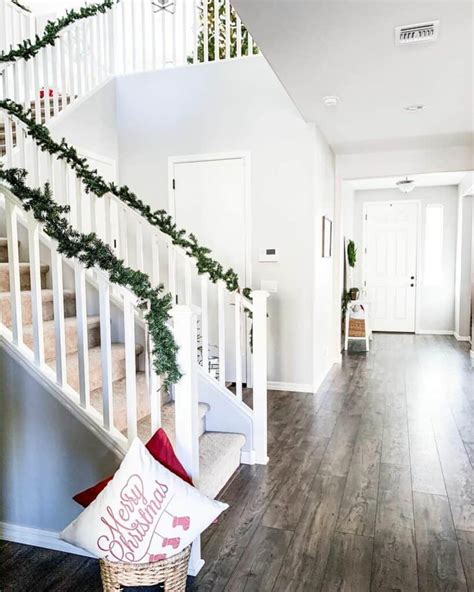 35 Staircase Christmas Decorations to Elevate Your Home