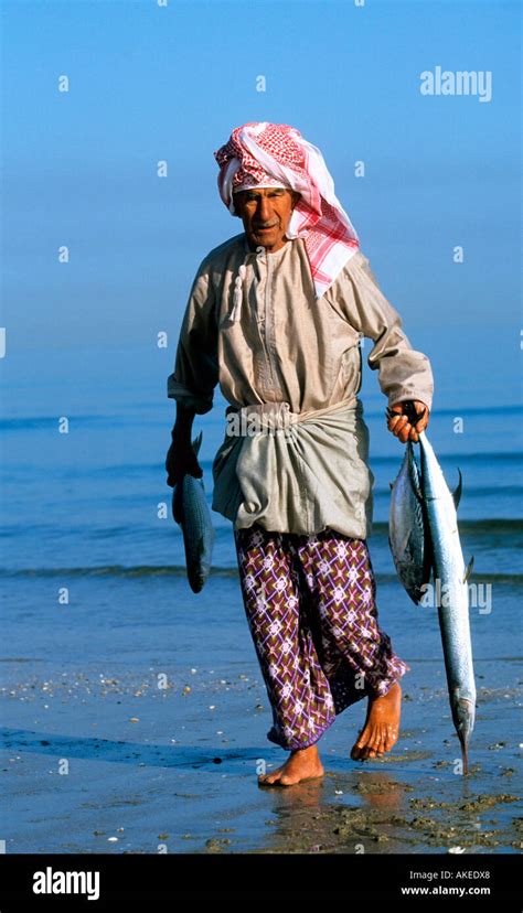 OM, Oman, Barka, Fischer am Strand Stock Photo - Alamy