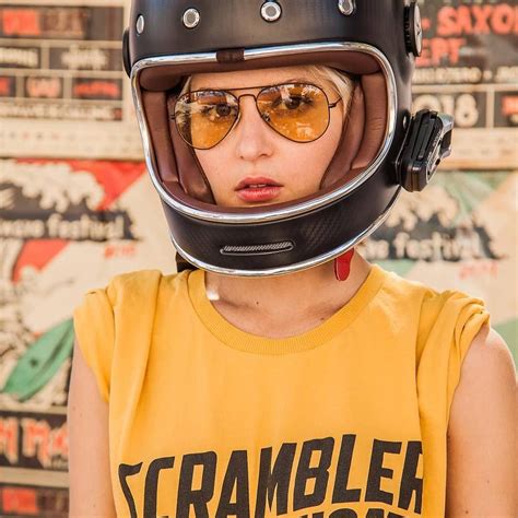 @dominika_rides wearing a Bell Bullitt Full Carbon helmet Intercomunicator Cardo. Perfect... Bmx ...