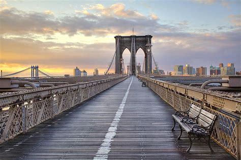 How to Cross the Brooklyn Bridge from Manhattan