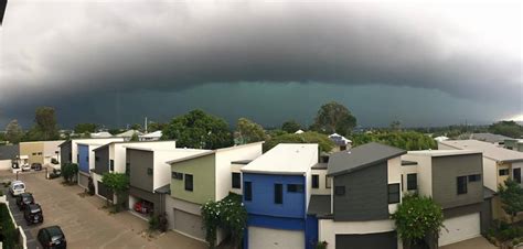 Terrifying green storm clouds engulf Brisbane, Australia - Strange Sounds