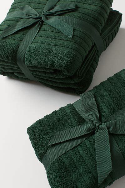 2-pack Bath Towels - Dark green - Home All | H&M US | Dark green towels, Green bath towels ...