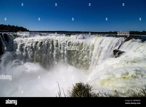 Devils throat iguazu falls hi-res stock photography and images - Alamy