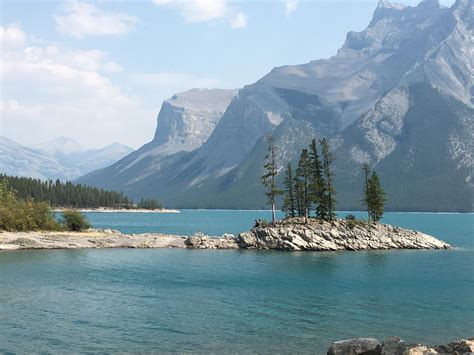 Lake Minnewanka, Alberta, Canada [2668x2000] : r/EarthPorn