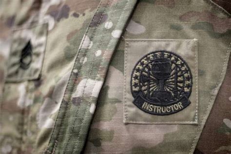 The Basic Army Instructor Badge, worn by Sgt. 1st Class - NARA & DVIDS ...