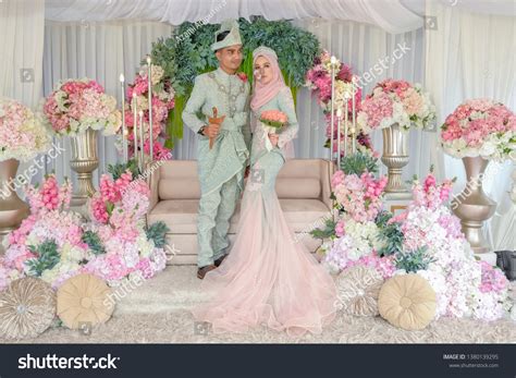 10,934 Malay wedding couple Images, Stock Photos & Vectors | Shutterstock