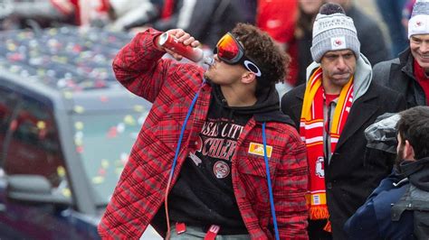 Chiefs QB Patrick Mahomes parties at Super Bowl parade in KC ...