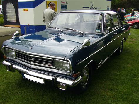 Opel Rekord B L-6 Limousine. 1965 - 1966. Hier wurde eine im Farbton DD royalblau lackierte L-6 ...